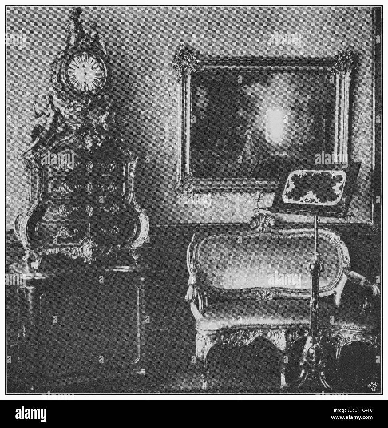 Interno di salotto musicale, mobili decorati, orologio, leggio per musica, stanza elegante, incisione del XIX secolo. Foto Stock
