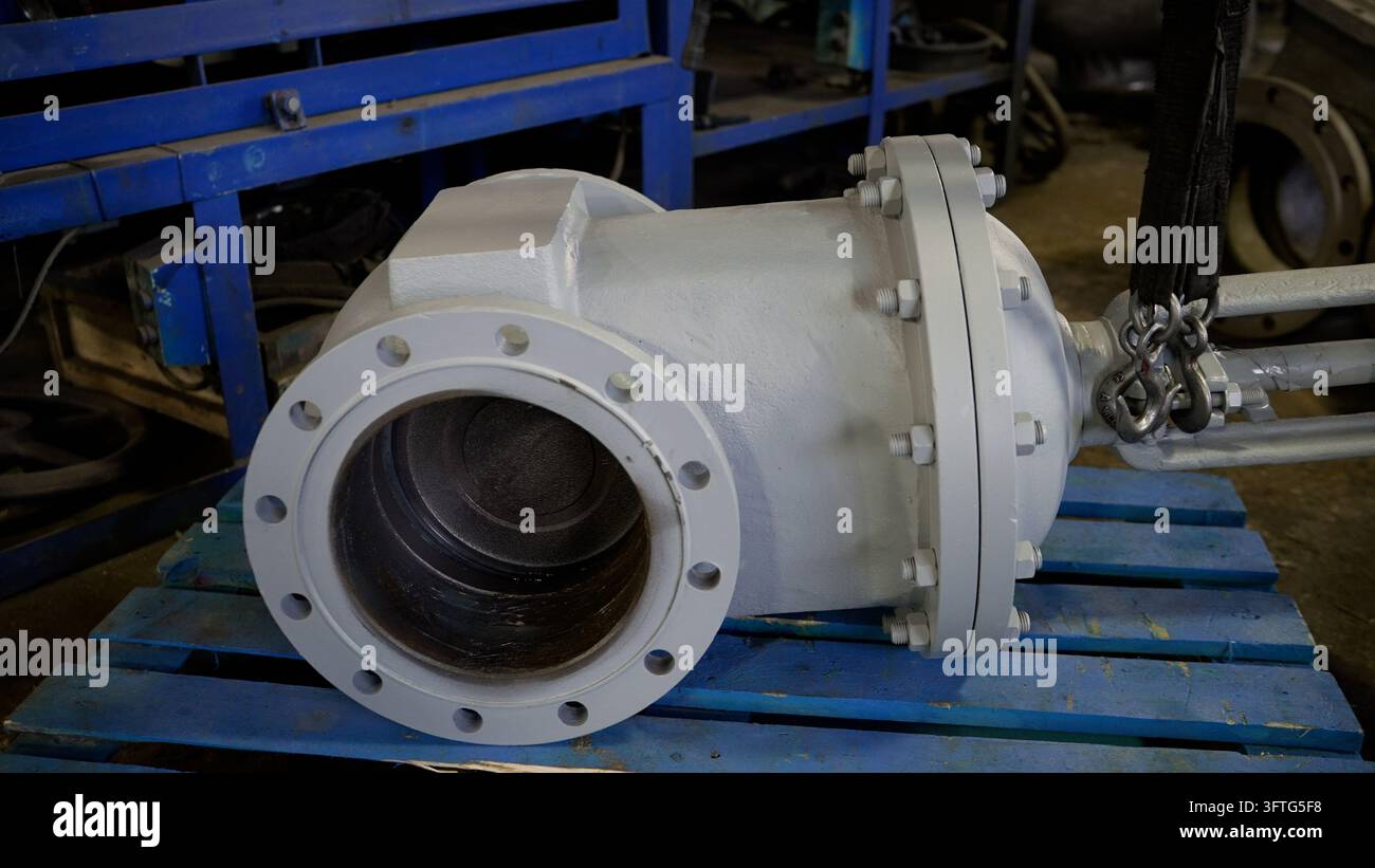 Valvole e tappi di grandi dimensioni disponibili. Valvole a farfalla. Magazzino con tappi industriali per prodotti petroliferi. Foto Stock
