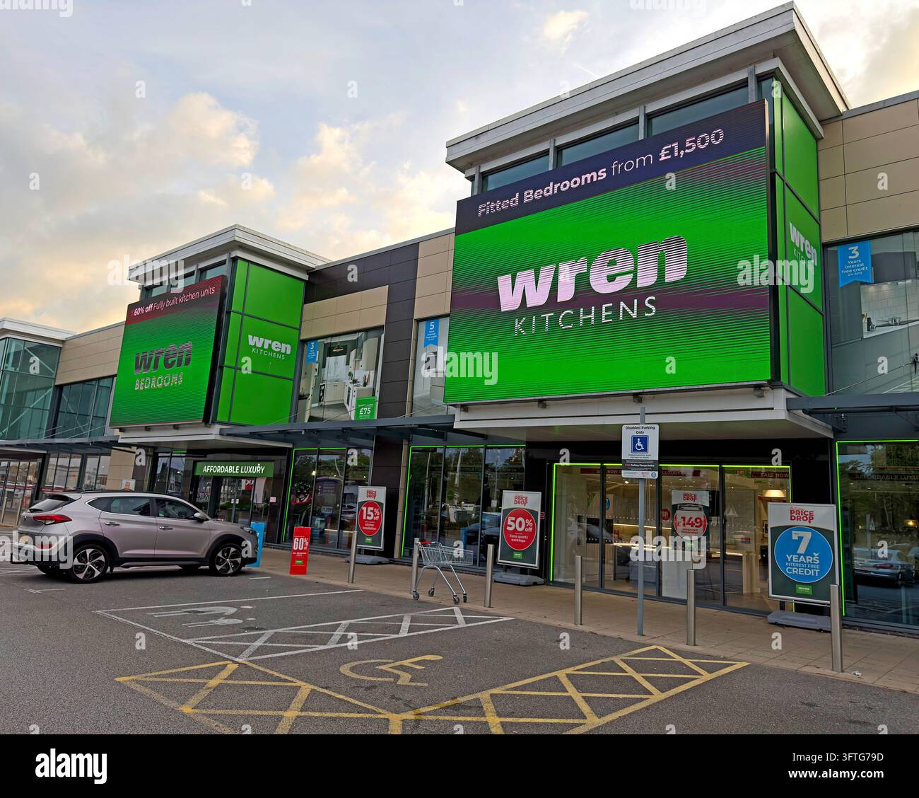Esterno dello showroom di Wren Kitchens a Warrington Foto Stock