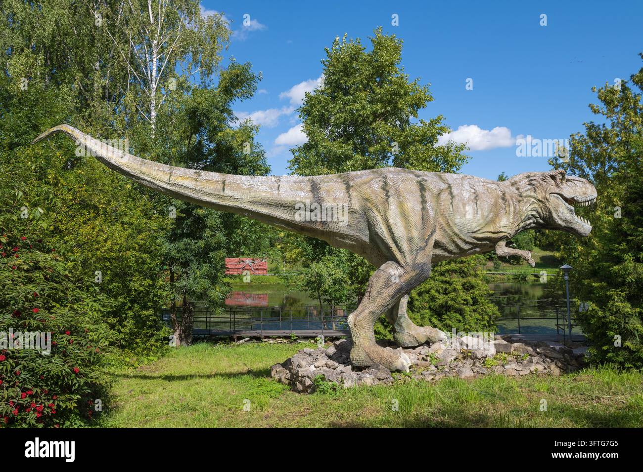 KOTELNICH, RUSSIAA - 18 AGOSTO 2025: Tyrannosaurus rex. Scultura nel parco “Dinosauri sulla Vyatka” in una giornata di sole di agosto. Kotelnich Foto Stock