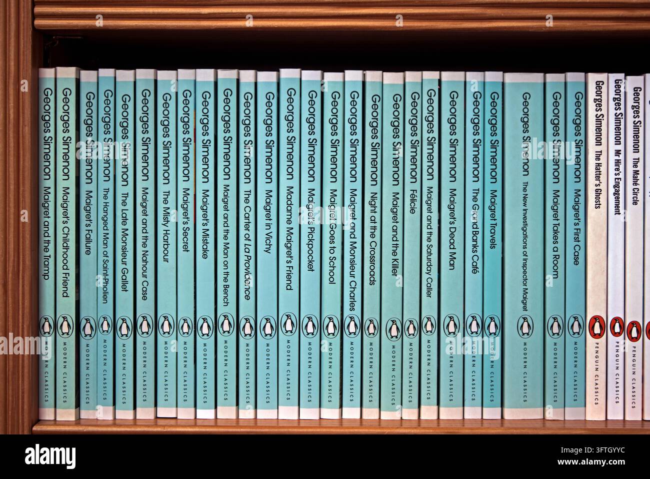 Raccolta di libri tascabili Penguin di George Simenon con l'ispettore Maigret in una libreria di Edimburgo. Foto Stock