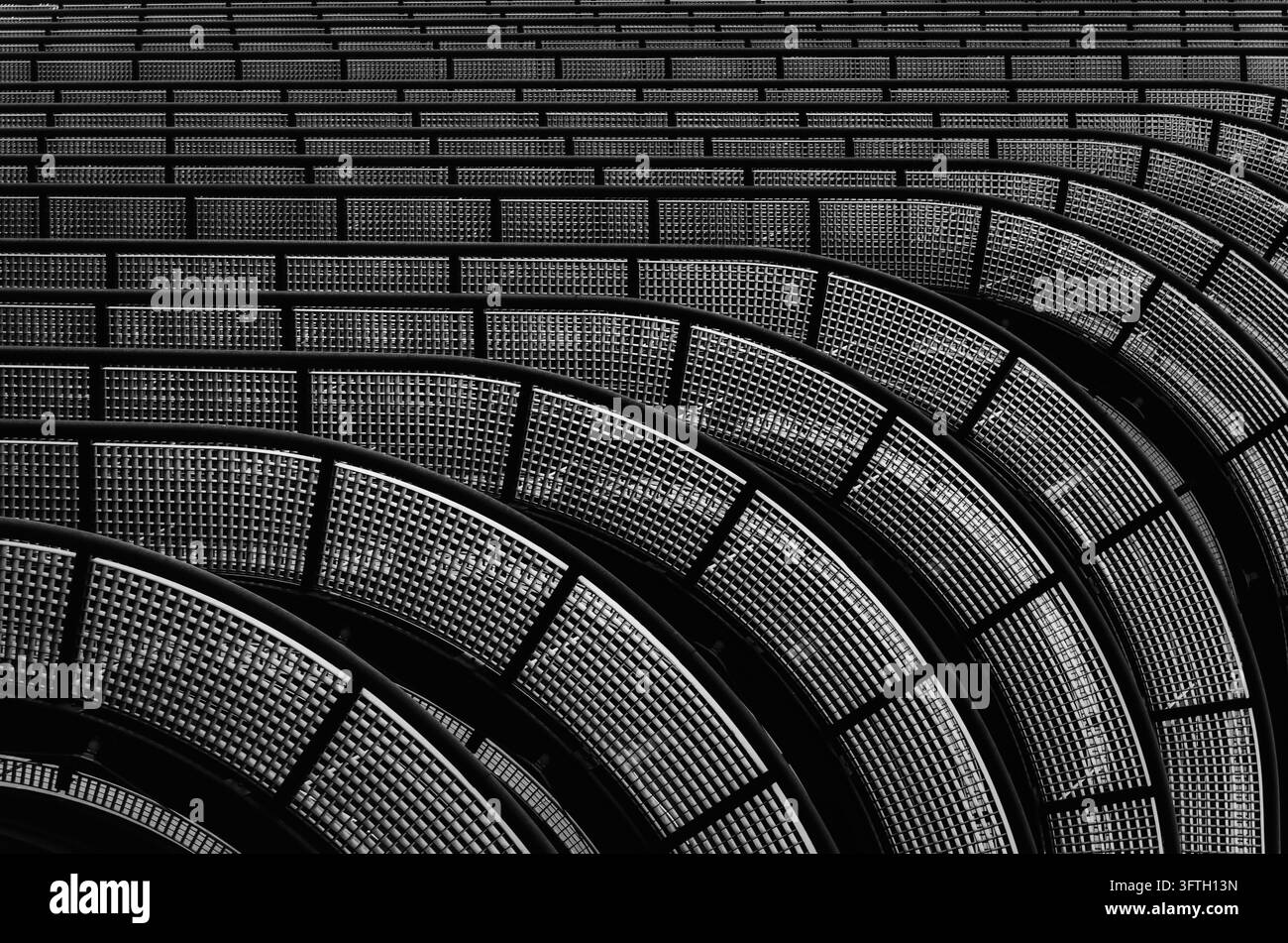Composizione in bianco e nero di un edificio con forme curve, simili a squame. Foto Stock