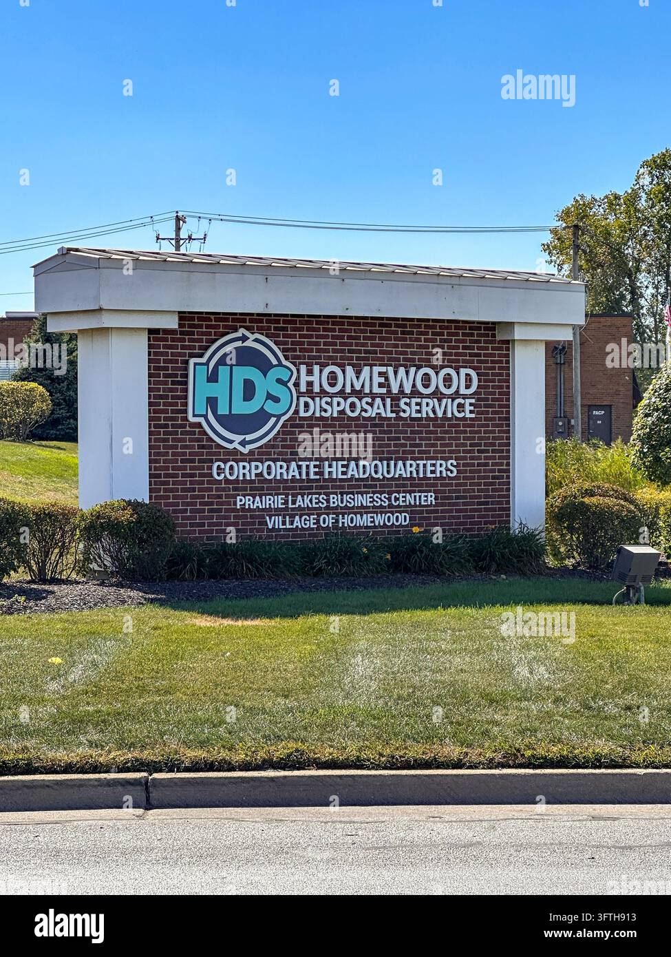 Insegna monumentale in mattoni per la sede centrale di Homewood Disposal Service (HDS) per la gestione dei rifiuti. Homewood, IL USA - 5 ottobre 2025 - Immagine stock catturata con smartphone