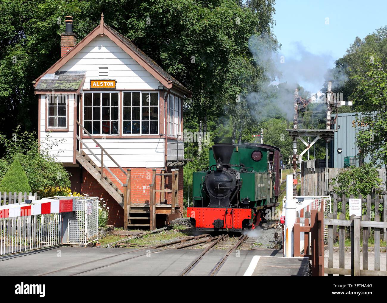 'Green Dragon' si avvicina alla stazione di Alston il 13.7.26 sulla South Tynedale Railway. Foto Stock