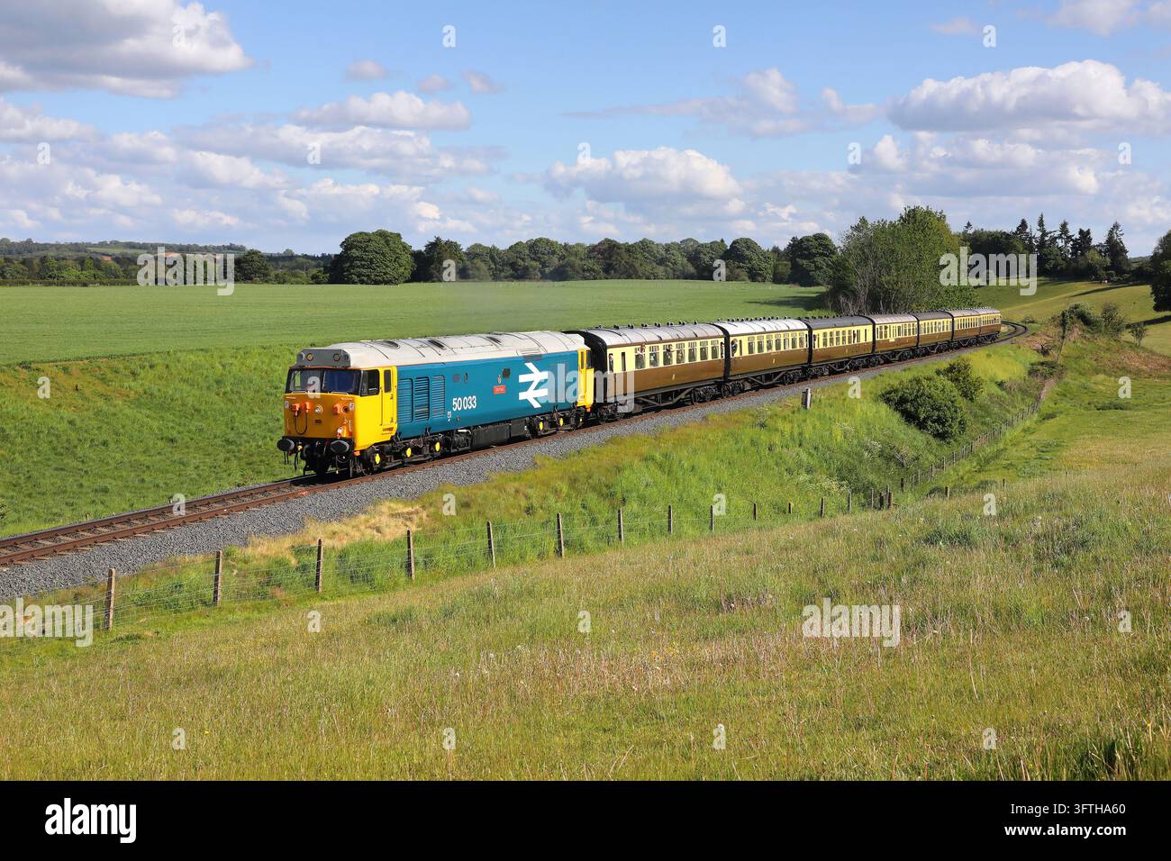 50033 passa su Erdington Bank il 15.5.26 con il treno delle 15.20 da Kidderminster a Bridgnorth. Foto Stock