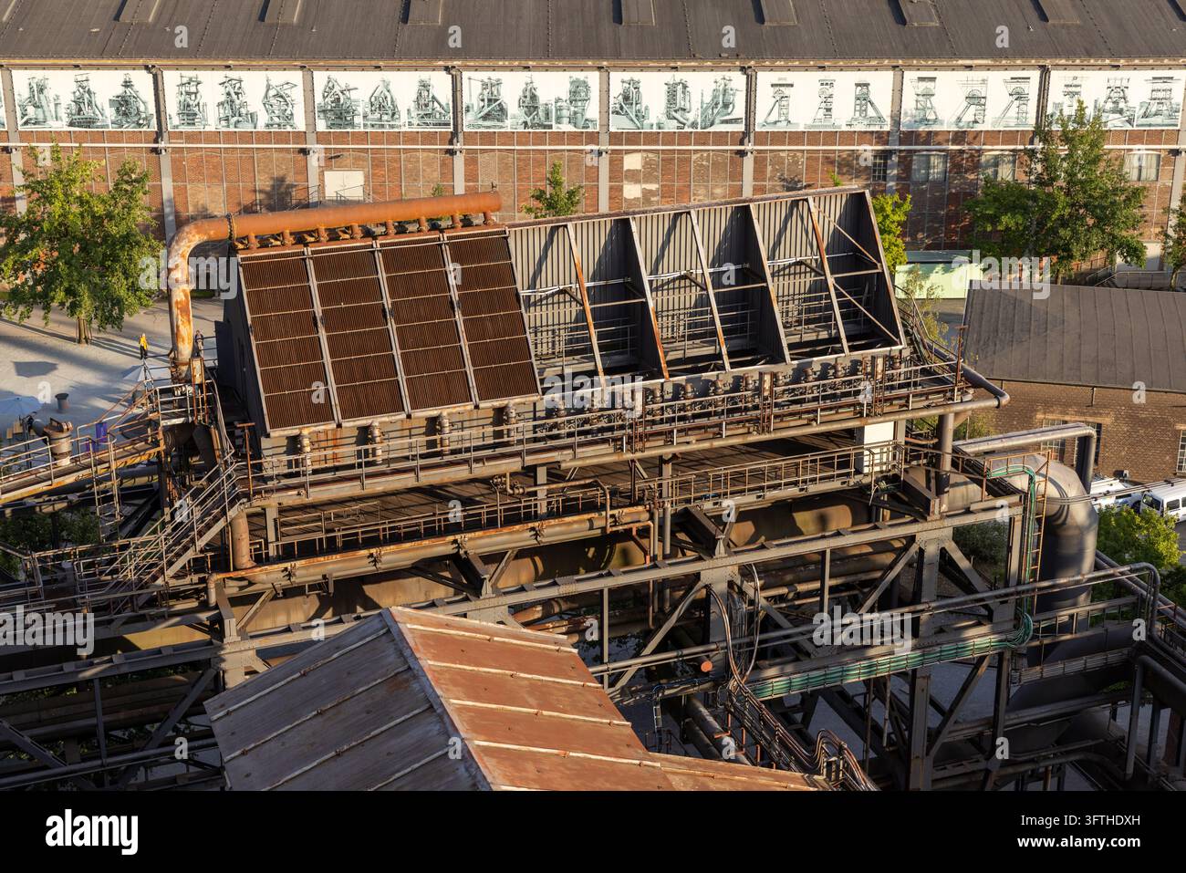 Teleobiettivo ad angolo alto che cattura un paesaggio dettagliato con pesanti installazioni industriali al Landschaftspark Duisburg-Nord a Duisburg, distretto della Ruhr, Germania Foto Stock