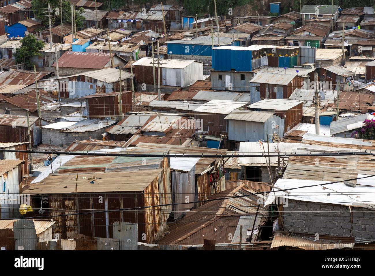 Tetti di lamiera ondulata arrugginiti e baracche ammassate nell'area di Kibera, Contea di Nairobi, Nairobi, Kenya Foto Stock