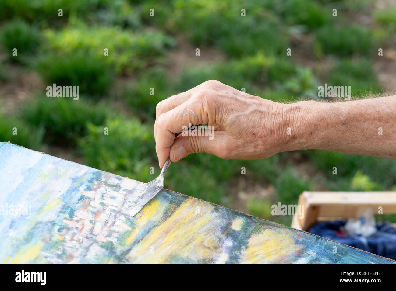 Vecchio artista dipinge Foto Stock