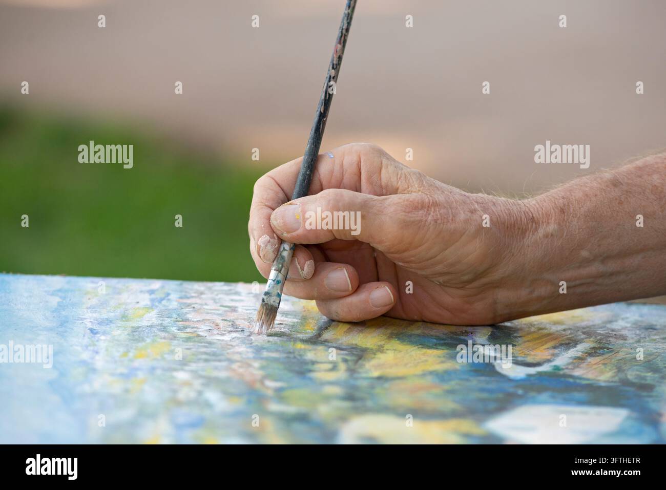 Vecchio artista dipinge Foto Stock
