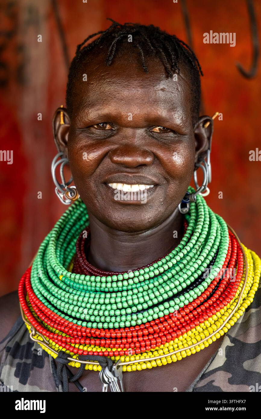 Ritratto ravvicinato di una donna sorridente della tribù Turkana con collane di perle a strati e orecchini di metallo, Samburu County, Samburu, Kenya Foto Stock