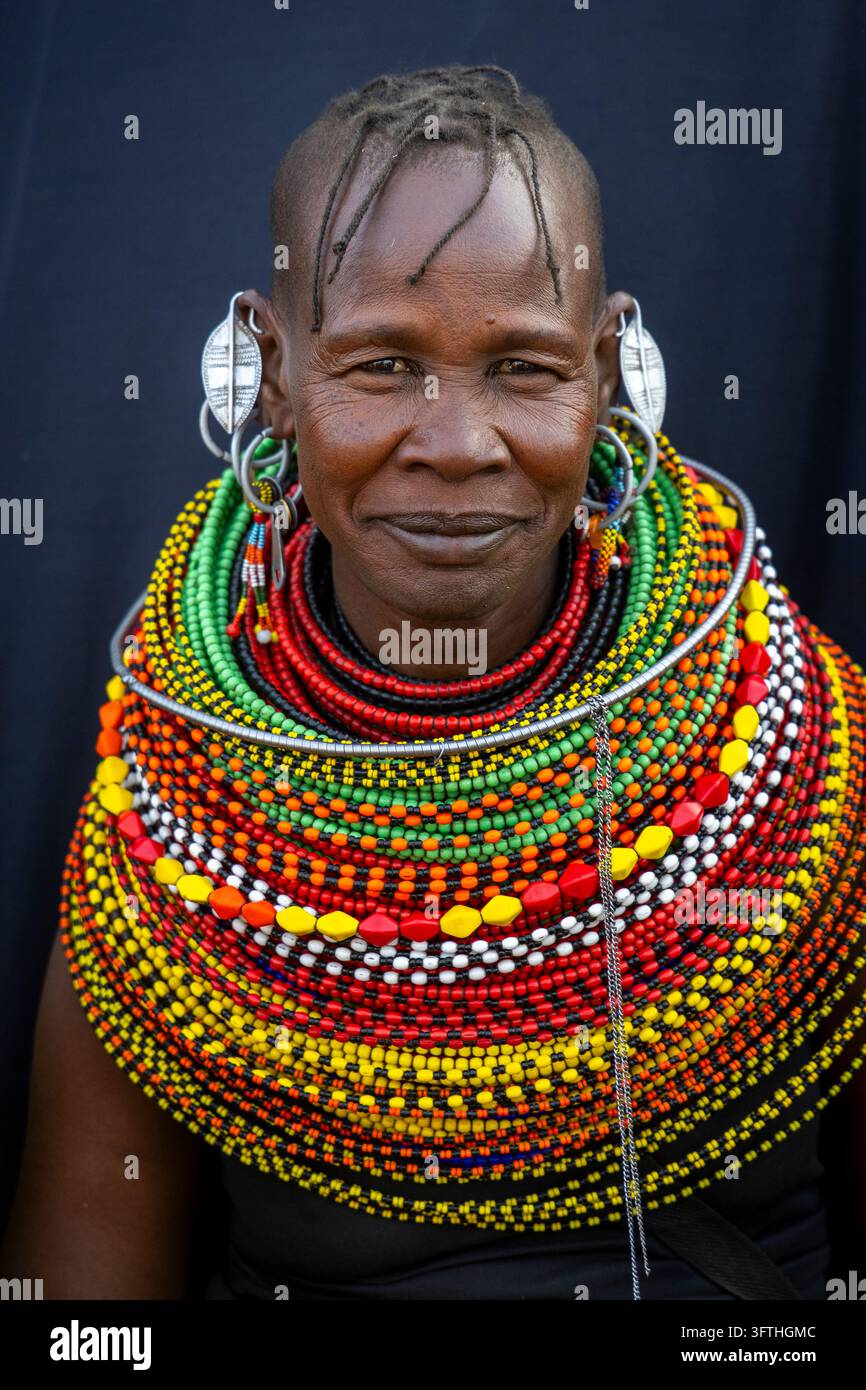 Donna sorridente della tribù Turkana con capelli intrecciati, orecchini a foglia d'argento e più strati di collane di perline colorate, Contea di Marsabit, Loiyangalani, Kenya Foto Stock
