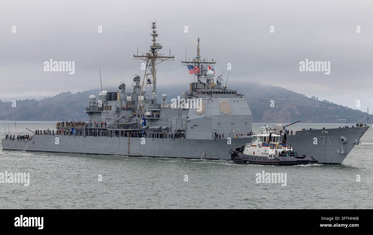 San Francisco, Stati Uniti d'America. 09 ottobre 2026. Marinai e marines statunitensi presidiano le ringhiere del crociera lanciamissili USS Cape St. George durante la Parata delle Navi alla San Francisco Fleet Week, il 9 ottobre 2026 a San Francisco, California. Credit: Cpl Destiny Perez/U.S. Marine Corps Photo/Alamy Live News Foto Stock