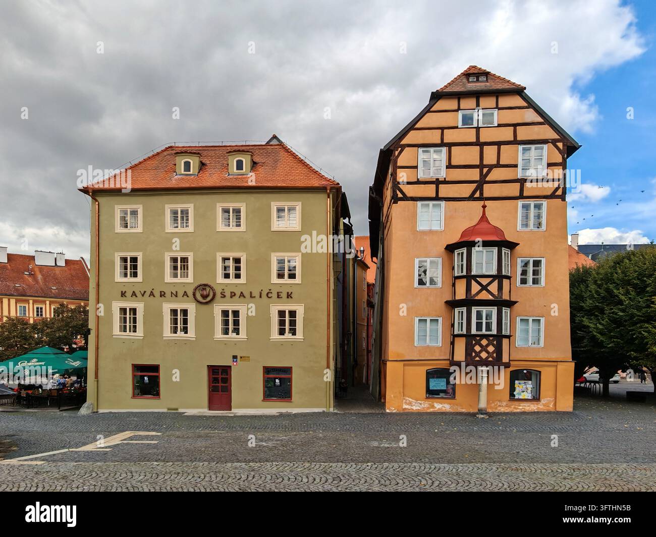 Case mercantili tradizionali in legno a graticcio del complesso di Spalicek sulla piazza principale nel centro storico di Cheb, Repubblica ceca. Foto Stock