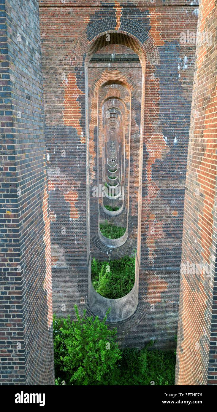 Vista aerea del viadotto della valle dell'Ouse che mostra archi di mattoni ripetitivi e una vegetazione rigogliosa alla base della storica struttura ferroviaria a Haywa Foto Stock