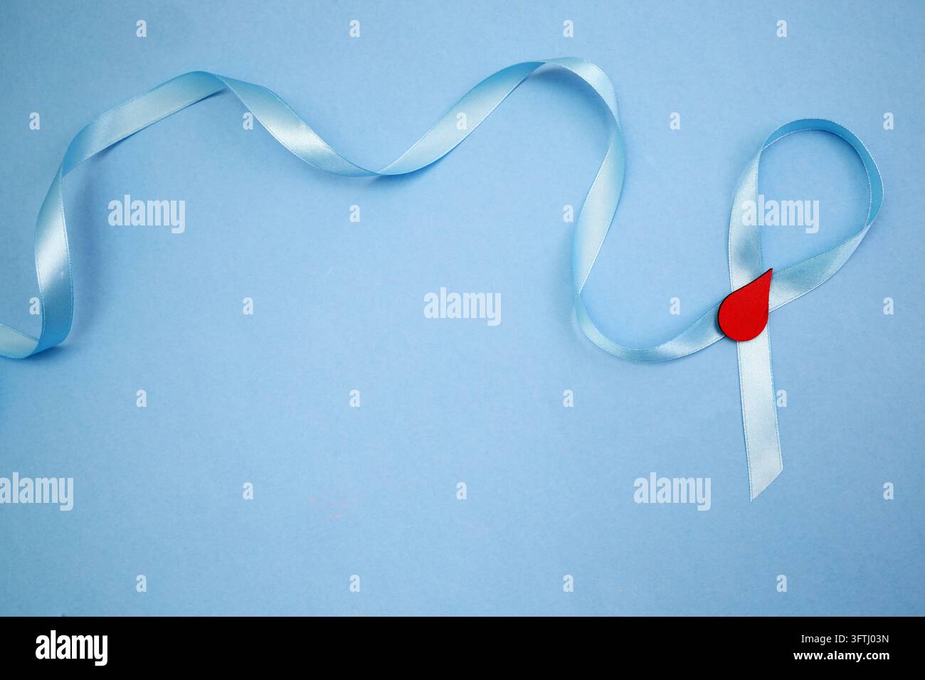 Nastro blu con goccia di sangue rossa per la sensibilizzazione sul diabete Foto Stock