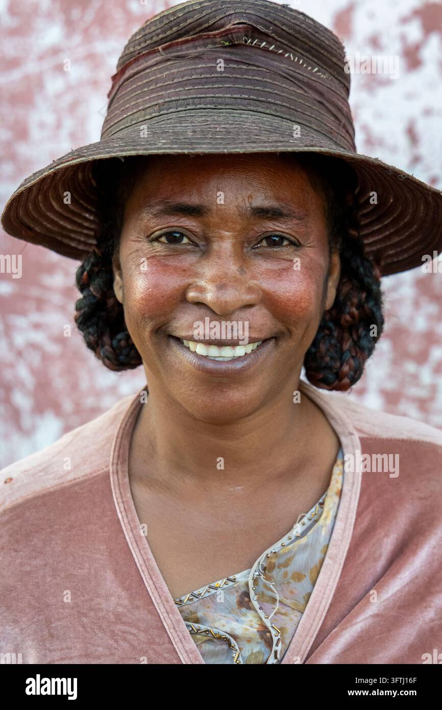 Un uomo anziano con un cappello di feltro verde sorride dolcemente davanti a un muro eroso, Ihorombe, Ranohira, Madagascar Foto Stock