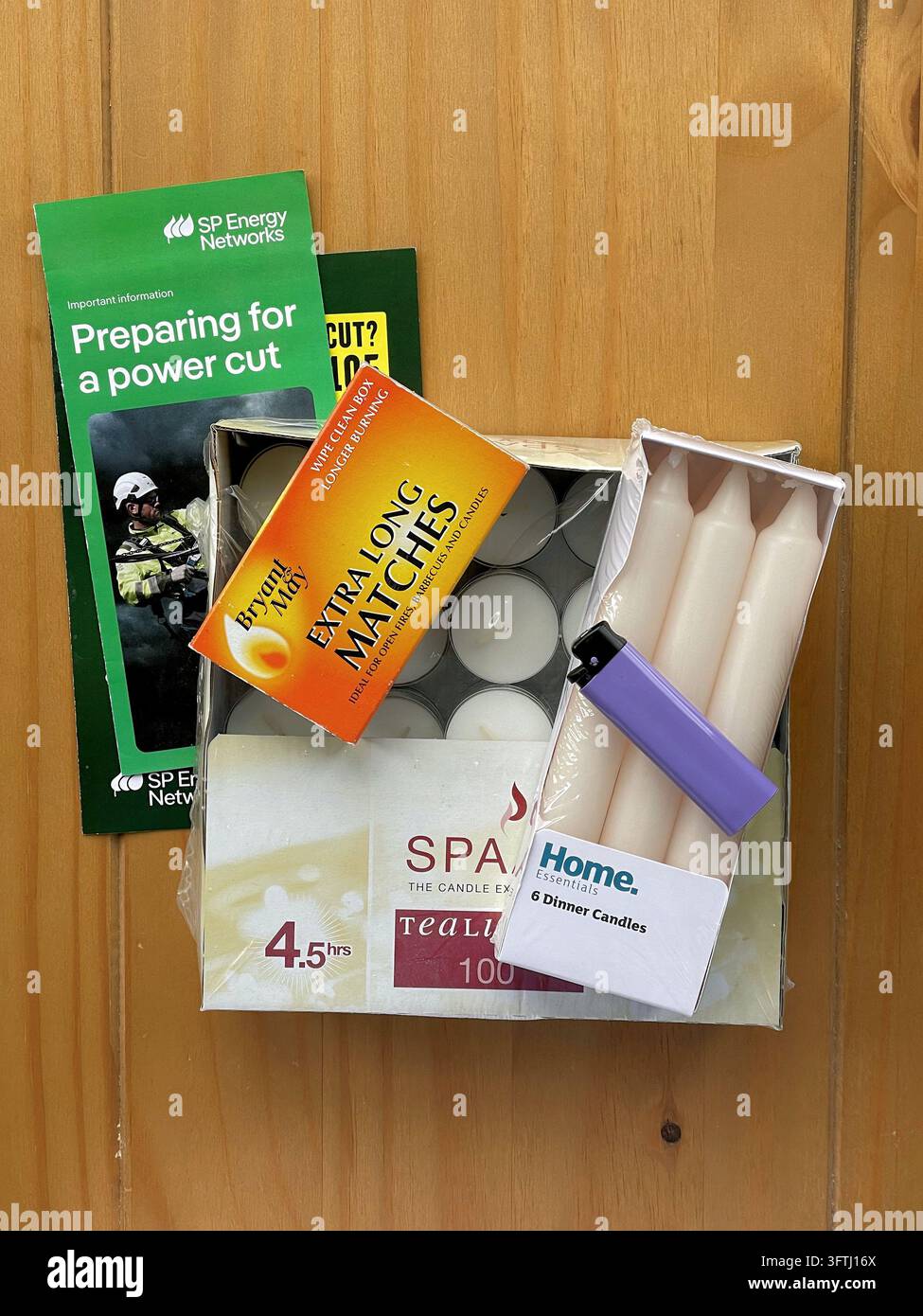 Forniture di emergenza di candele, tealights, fiammiferi e un accendino per possibili interruzioni di elettricità e black-out nelle famiglie questo inverno, Regno Unito - Immagine stock catturata con smartphone