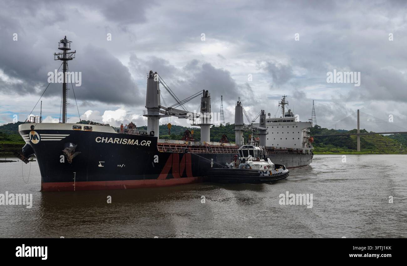 La nave sta navigando attraverso il Canale di Panama Foto Stock