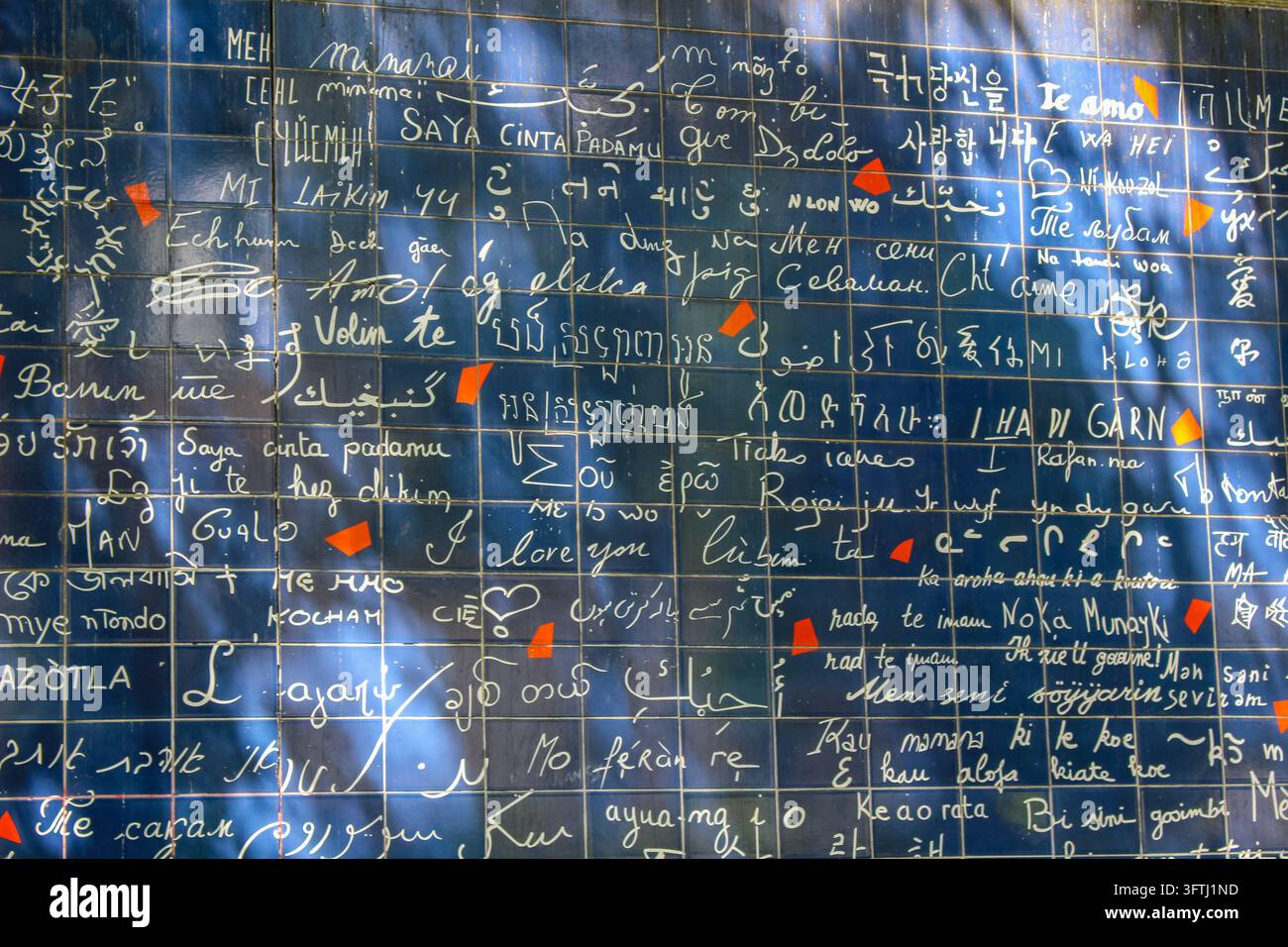 Parigi, Francia - 31 luglio 2019: Vista del Muro dell'Amore con la frase Ti amo scritta in centinaia di lingue su piastrelle di ceramica blu. Foto Stock