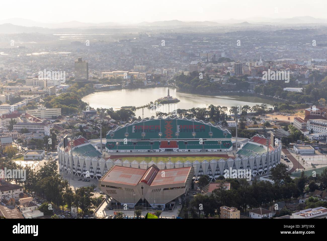 Vista aerea mattutina sfocata su un quartiere collinare densamente boscoso nella capitale, Analamanga, Antananarivo, Madagascar Foto Stock