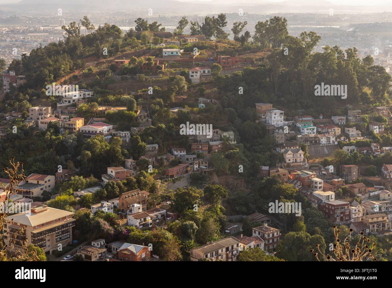 Alberi e case sparse coprono una collina residenziale alla periferia della capitale, Analamanga, Antananarivo, Madagascar Foto Stock