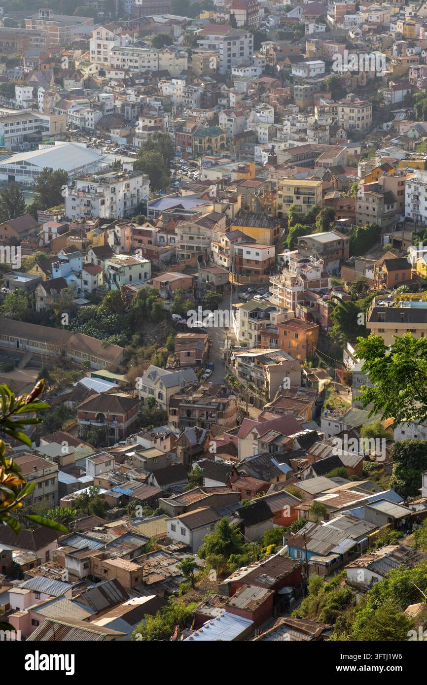 Tetti fitti e strade strette coprono un quartiere collinare ripido nella capitale, Analamanga, Antananarivo, Madagascar Foto Stock