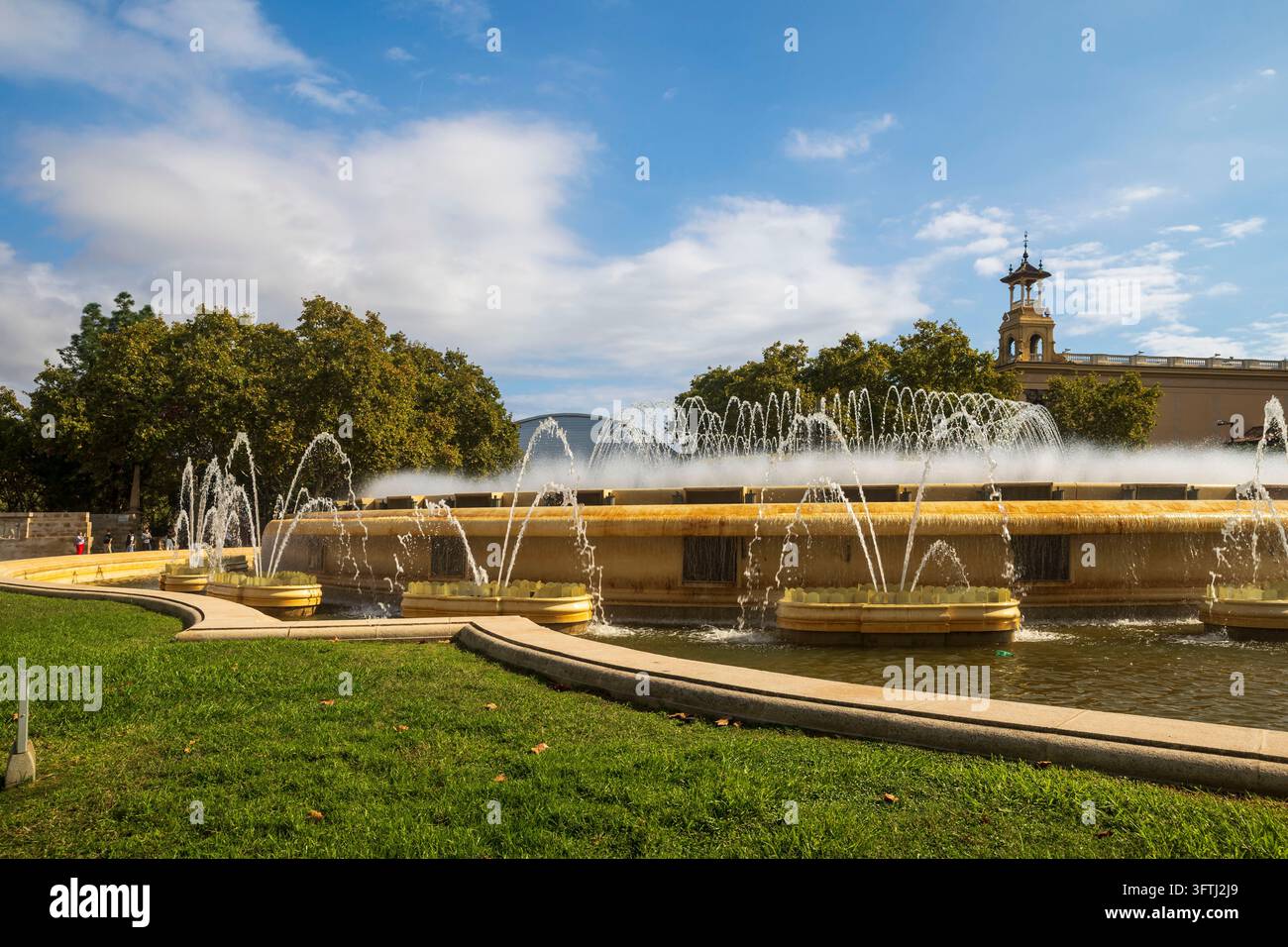 Barcellona, Spagna, 13 agosto 2026 – La Fontana Magica di Montjuic (Font Magica de Montjuic) in una giornata di sole, con il suo bacino circolare monumentale Foto Stock