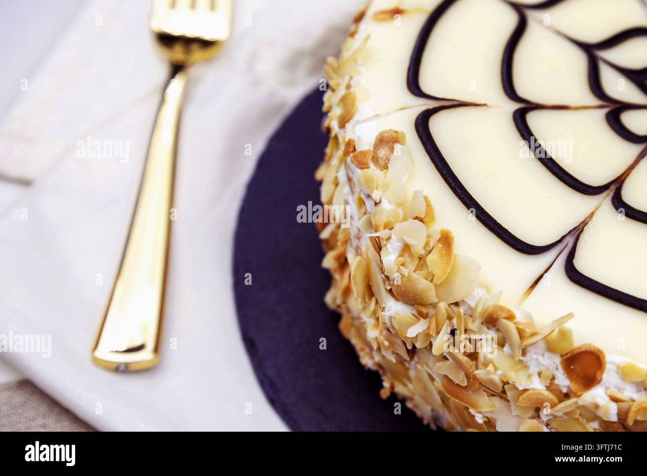 Tradizionale torta ungherese Esterhazy con decorazione a griglia sul piatto Foto Stock