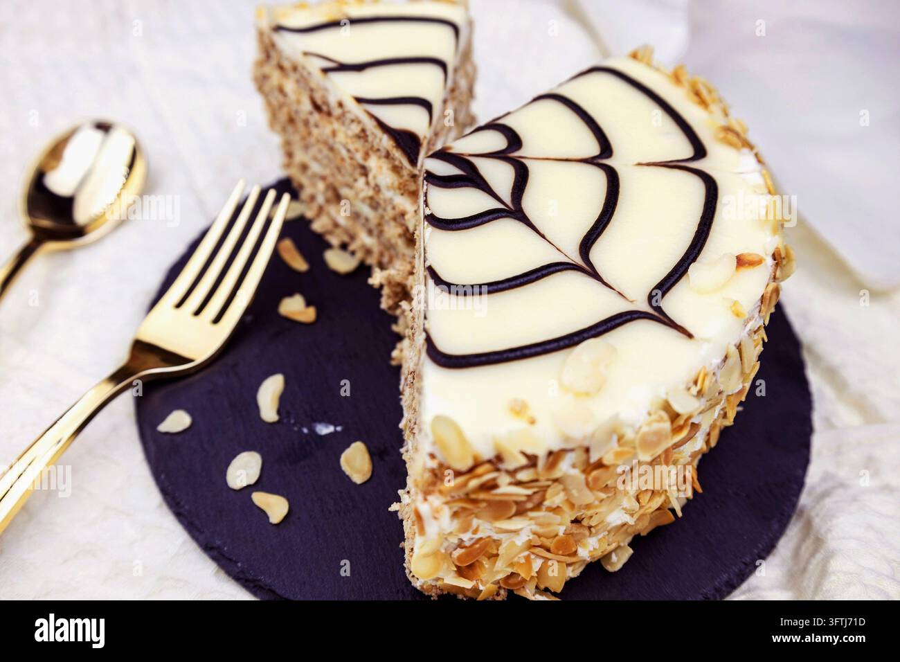 Tradizionale torta ungherese Esterhazy con decorazione a griglia sul piatto Foto Stock