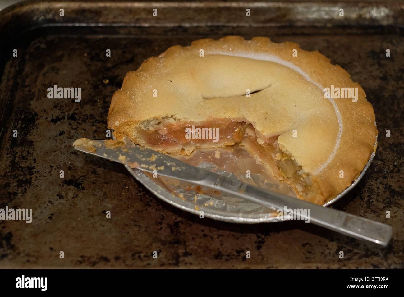 Agosto 2018 - Torta di mele di mamma tagliata e parzialmente servita Foto Stock