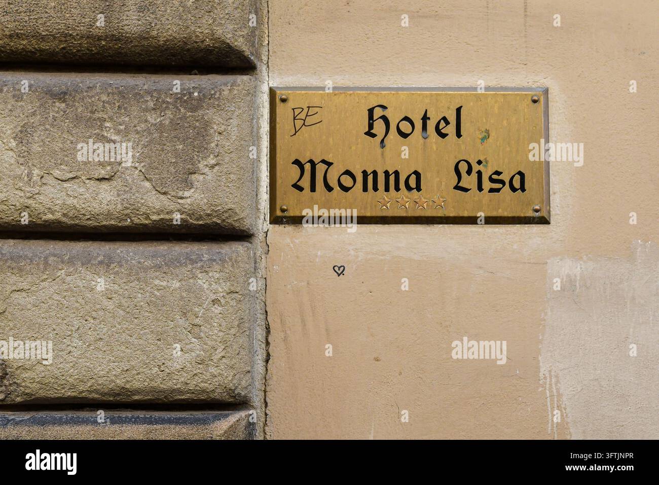 Placca in ottone dell'Hotel Monna Lisa con lettere gotiche su una facciata in intonaco storico a Borgo Pinti, Firenze, Toscana, Italia Foto Stock