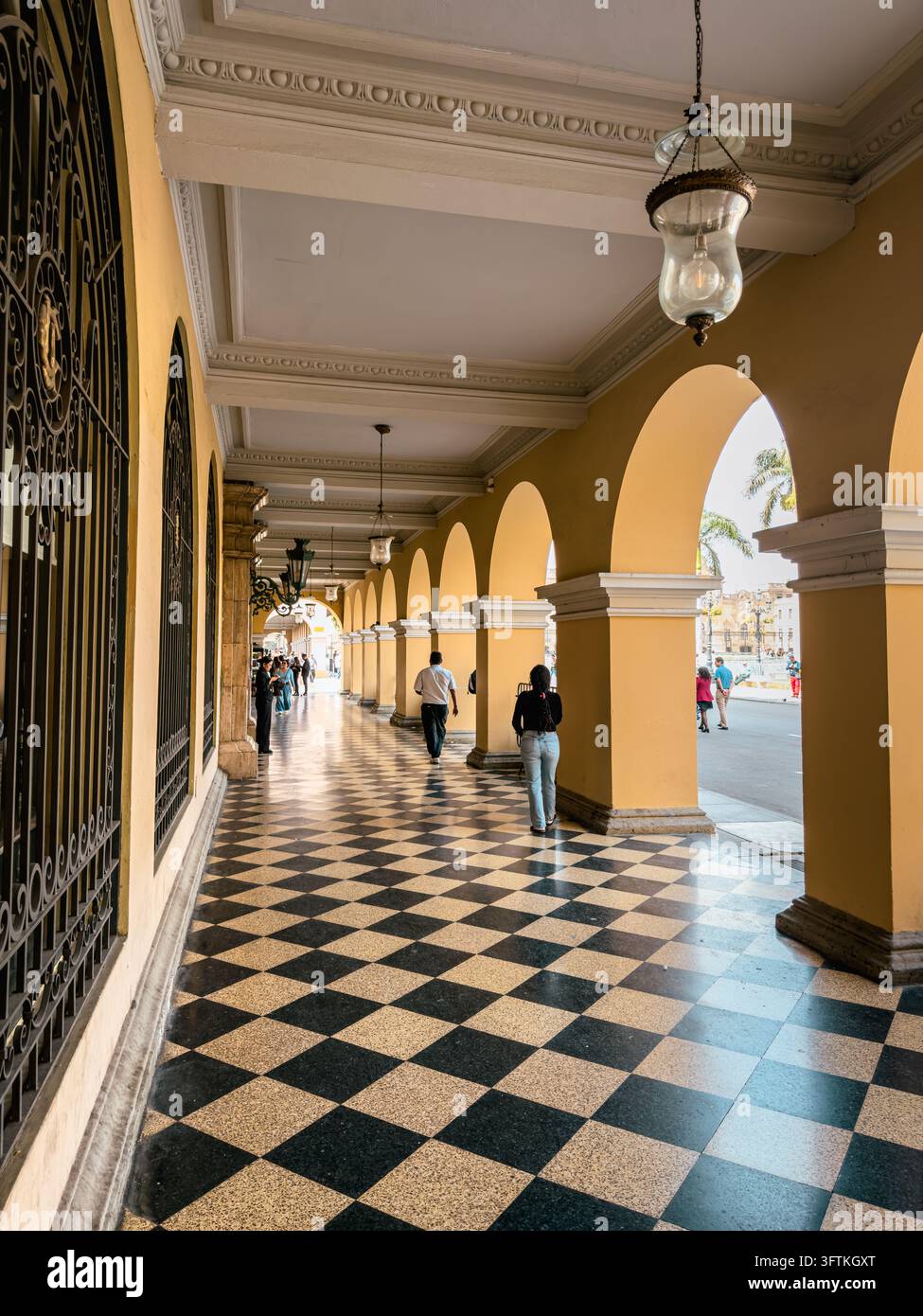Archi al Union Palace, piazza principale di Lima - Perù - Immagine stock catturata con smartphone