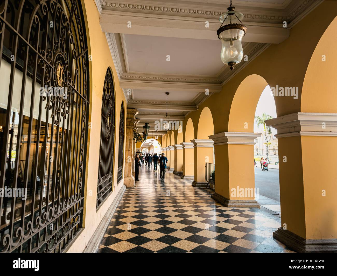 Archi al Union Palace, piazza principale di Lima - Perù - Immagine stock catturata con smartphone
