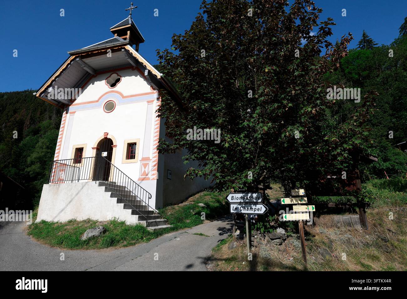 La cappella barocca di Bionnay. L'edificio bianco con il suo campanile è sormontato da una croce. Saint-Gervais, Francia. Foto Stock