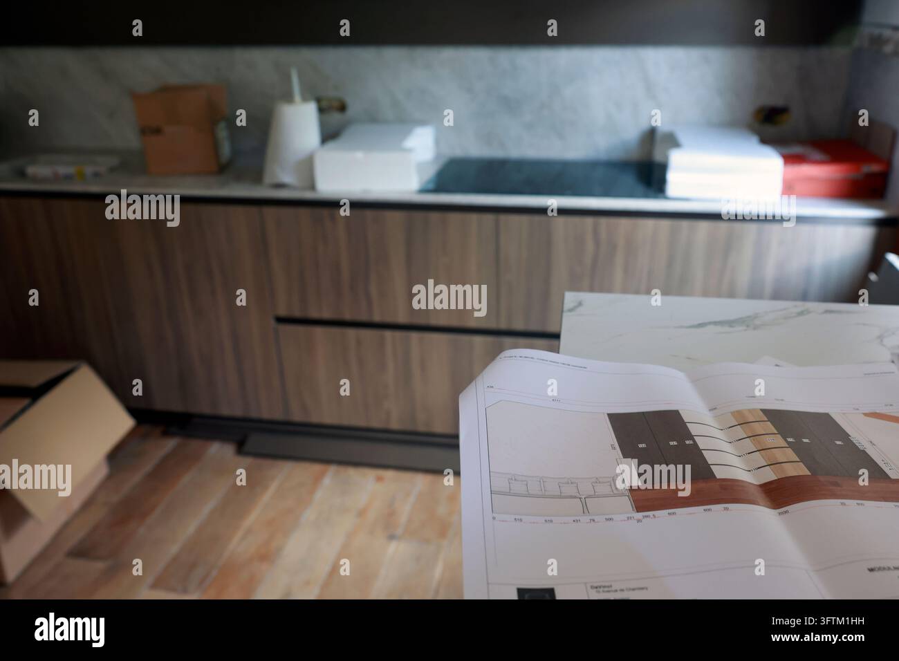 I piani dettagliati per il design di questa cucina moderna includono un piano di lavoro in marmo come parte del progetto di ristrutturazione. Foto Stock