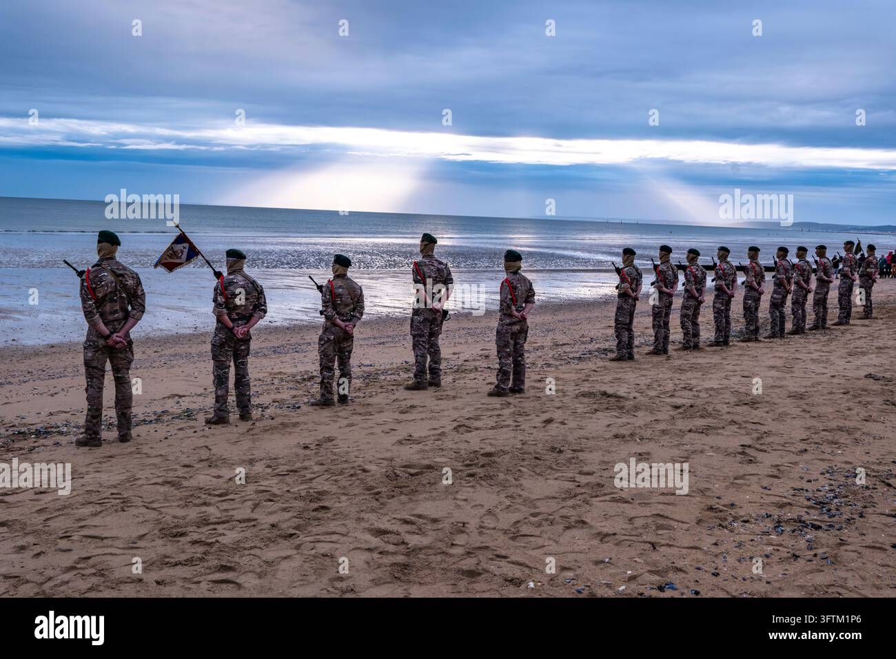 I commando commemorano lo sbarco alleato sulla spiaggia di Colleville-Montgomery nel Calvados, di fronte al mare. Foto Stock