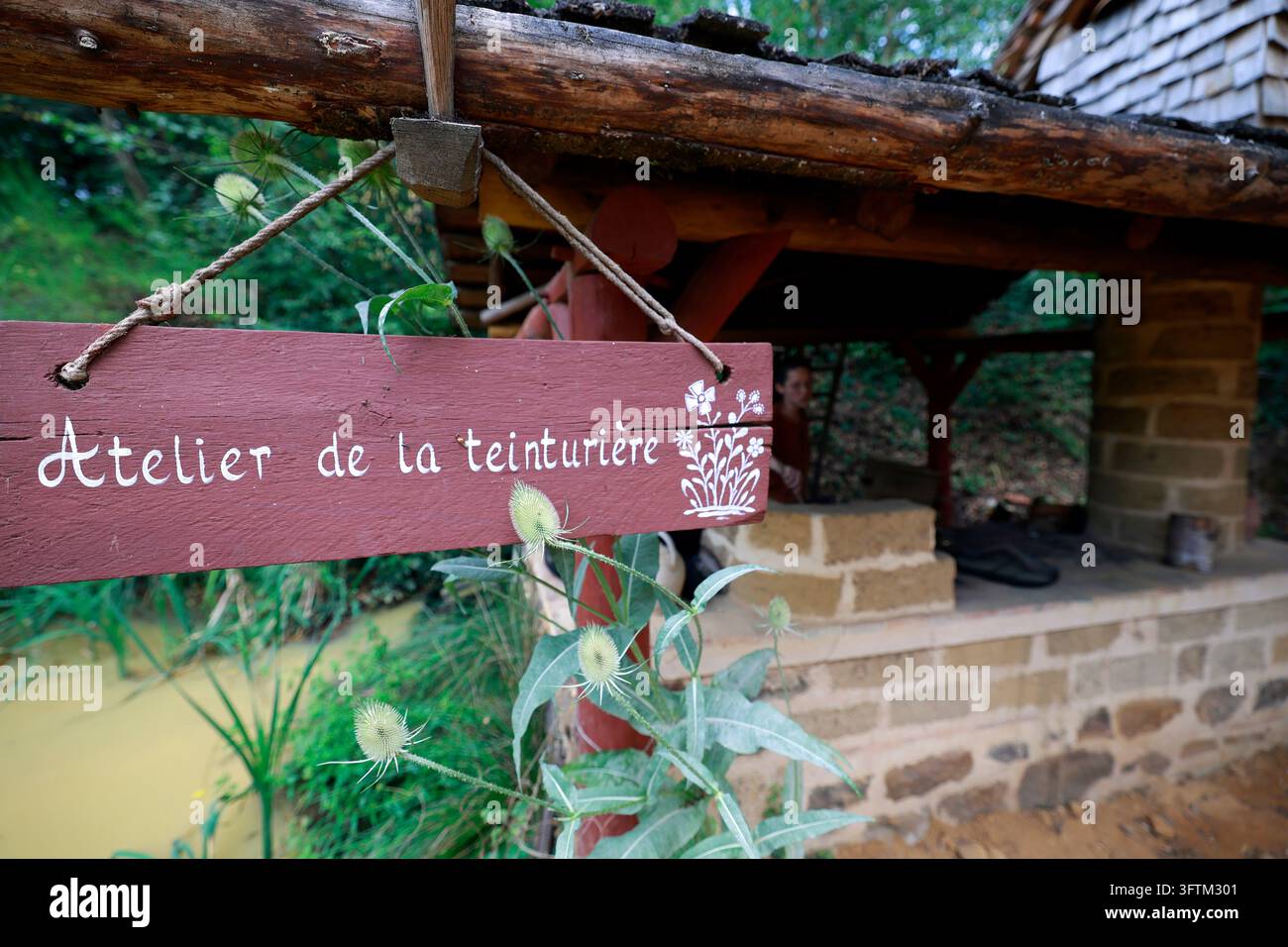 Cantiere medievale al castello di Guédelon. Un cartello in legno dipinto che indica la bottega del tintore. Treigny, Francia. Foto Stock