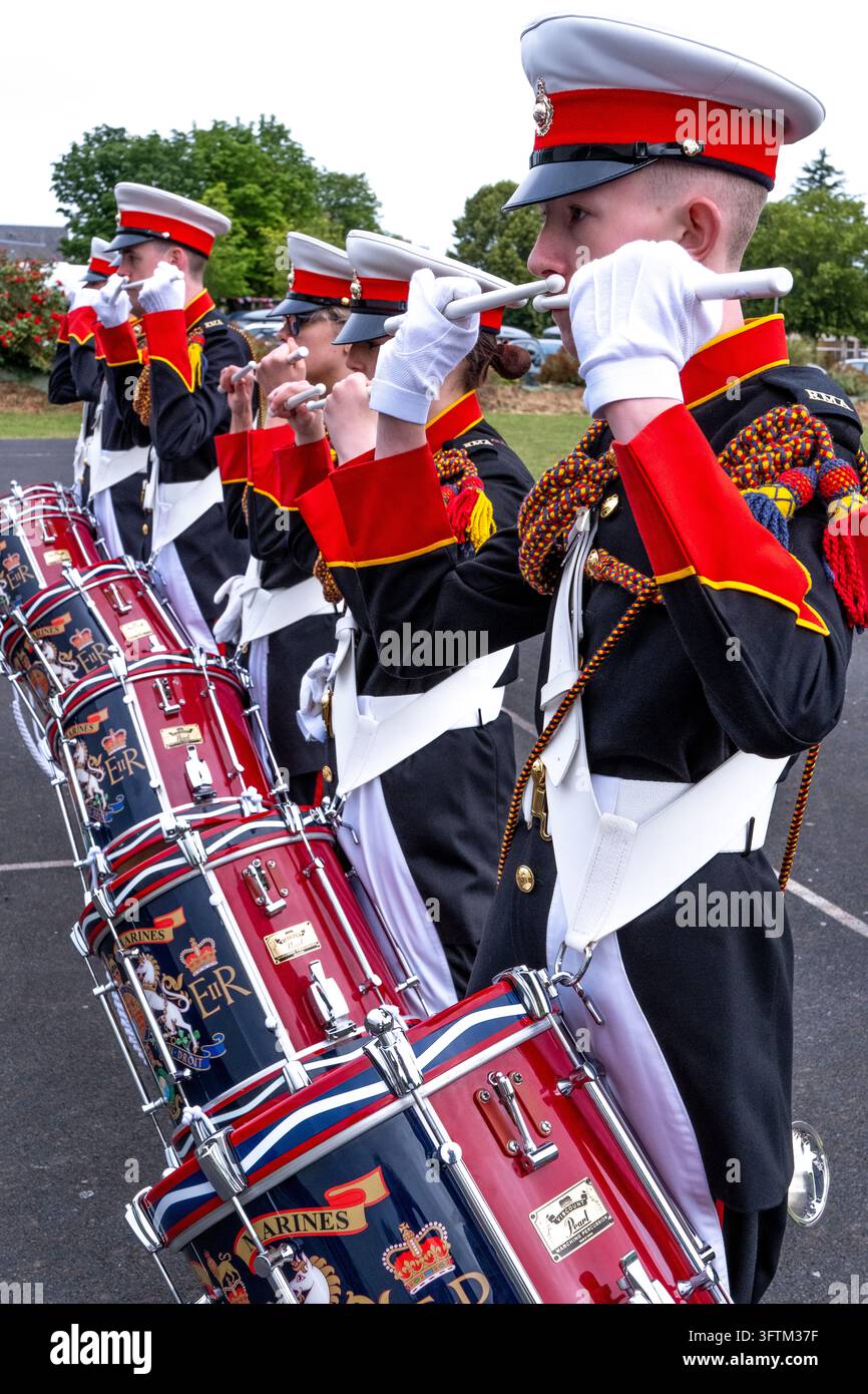 Una banda militare britannica suona durante una commemorazione del D-Day a Bénouville, Calvados. Foto Stock