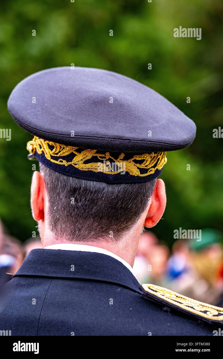 Un funzionario in uniforme cerimoniale partecipa alle cerimonie commemorative degli sbarchi in Normandia ad Hermanville, Calvados. Foto Stock