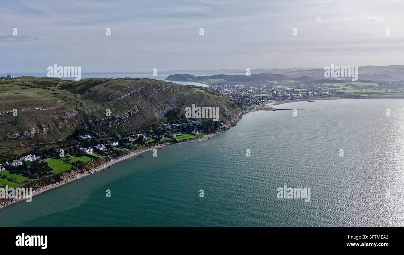 Visione aerea con drone della costa di Great Orme e della riva occidentale di Llandudno sulla costa di Conwy, Galles Foto Stock