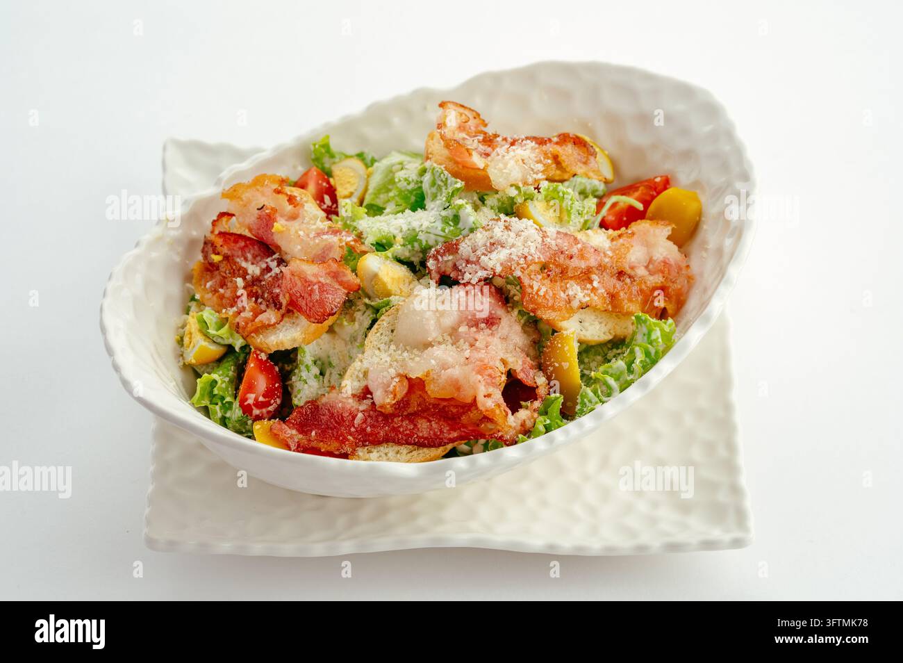 Insalata Caesar fresca con pancetta e parmigiano Foto Stock