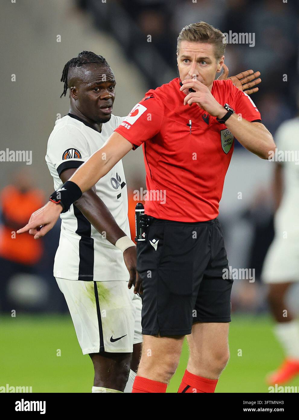 da sinistra Junior Olaitan (Besiktas), arbitro Lawrence Visser (Belgio) Sinsheim, 15 ottobre 2026, calcio, UEFA Europa League, fase a gironi - Giornata 2, TSG 1899 Hoffenheim - Besiktas Istanbul 2:3 Foto Stock