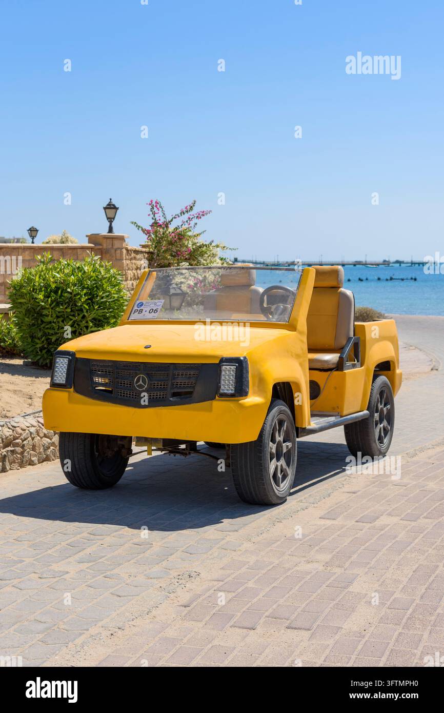 I golf cart elettrici a noleggio sono una forma popolare di trasporto per i turisti a Sahl Hasheesh, una località turistica costruita appositamente sulla costa del Mar Rosso, in Egitto Foto Stock