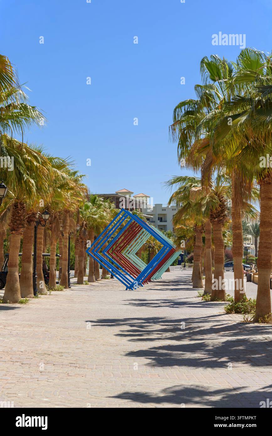 Grande scultura d'arte moderna sul lungomare di Sahl Hasheesh, una località turistica costruita appositamente sulla costa del Mar Rosso vicino a Hurghada, Egitto Foto Stock
