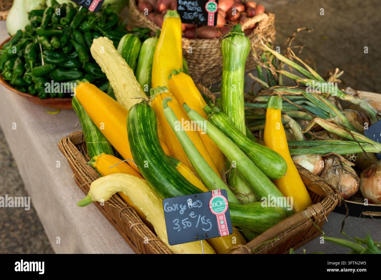 Verdure, mercato, La Bastide-Clairence, Aquitania, Pirenei Atlantici (64), Paesi Baschi francesi, Francia Foto Stock