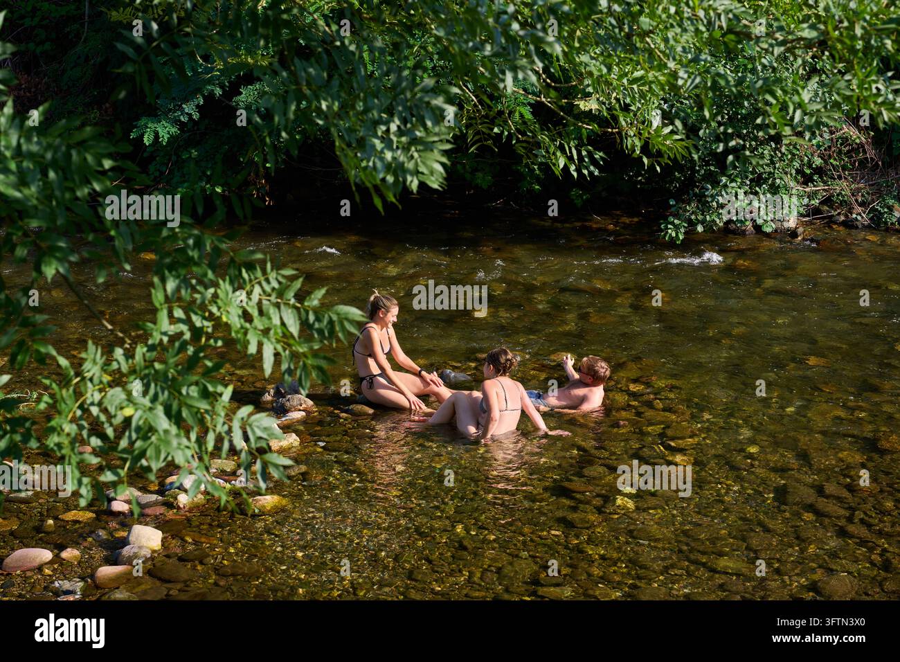 Persone che fanno il bagno nel fiume, fiume Nive des Aludes, Saint-Étienne-de-Baigorry, Aquitania, Pirenei Atlantici (64), Paesi Baschi francesi, Francia Foto Stock