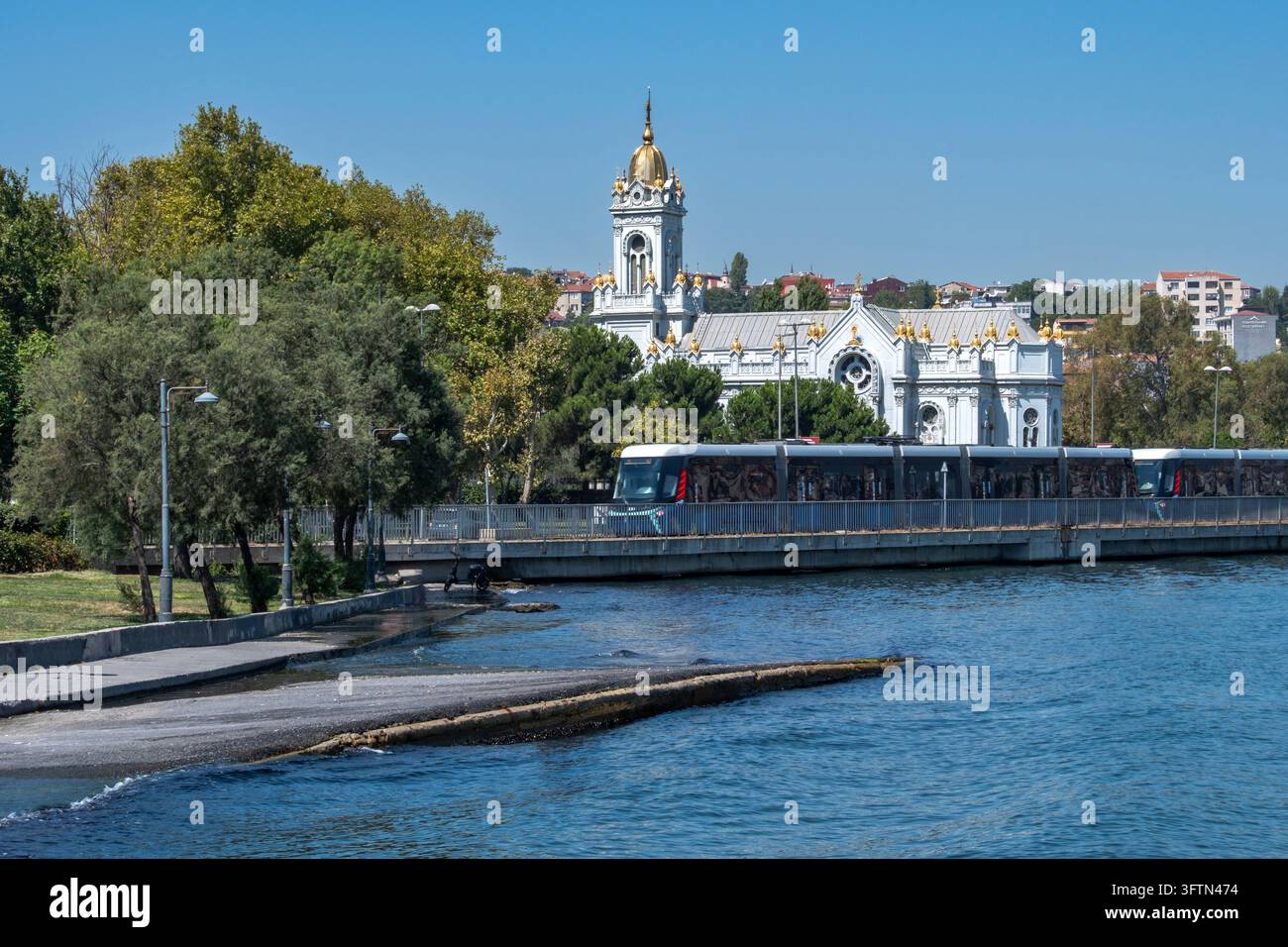 La chiesa di ferro bulgara iconica lungo il Corno d'Oro a Istanbul, Turchia Foto Stock