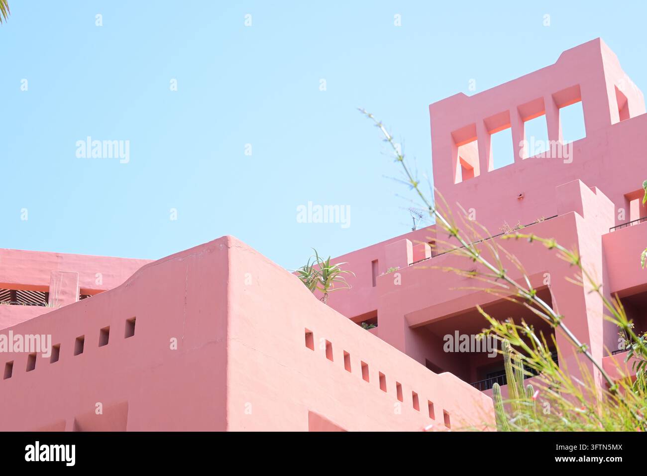 Architettura rosa distintiva del The Ritz-Carlton Tenerife, Abama Luxury Resort a Guía de Isora, Tenerife, Isole Canarie, Spagna Foto Stock