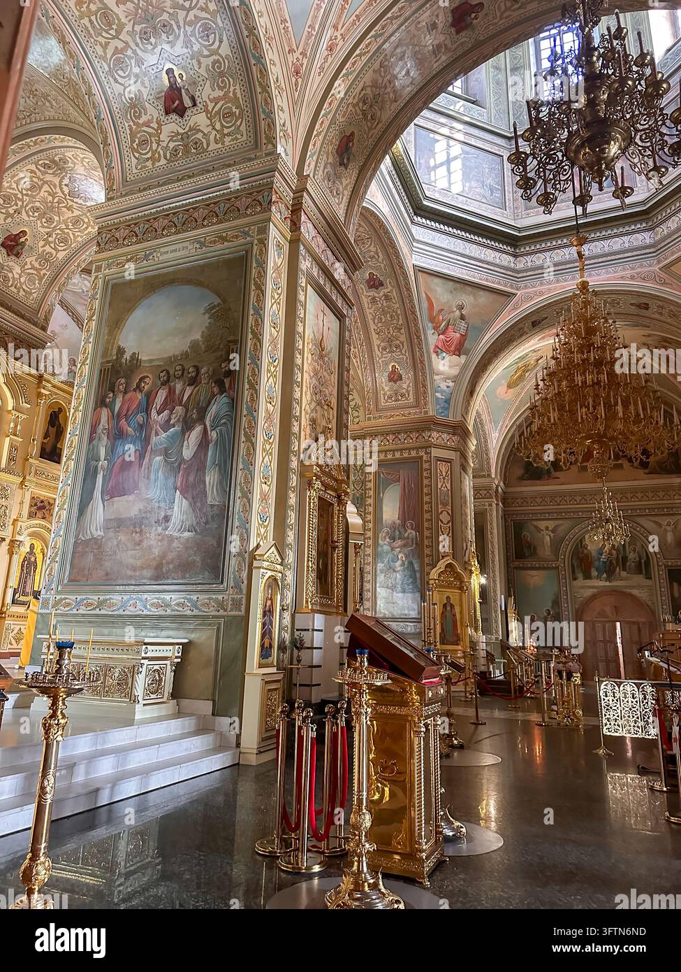 Interno della cattedrale navale di Kronstadt con iconostasi dorata e affreschi. - Immagine stock catturata con smartphone