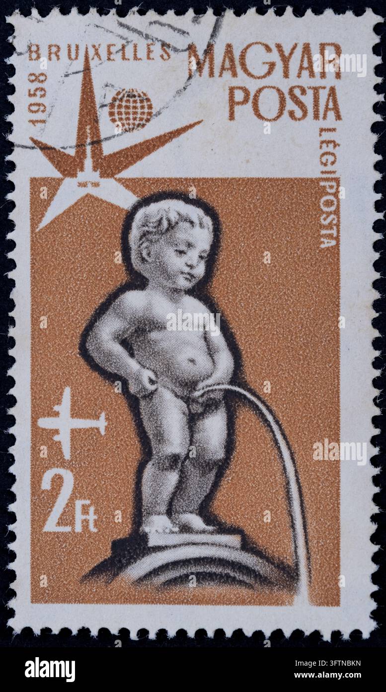 Chiang Mai, Thailandia: francobollo postale aerea ungherese del 1958 da 2 forint, statua in bronzo Manneken Pis, logo a stella dell'Esposizione Universale di Bruxelles Expo 58, Légiposta Foto Stock